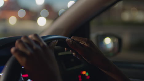 Mujer-Conduciendo-Un-Automóvil-Con-Las-Manos-En-El-Volante-En-La-Ciudad-Por-La-Noche-Viajando-Por-La-Carretera-Hacia-El-Destino