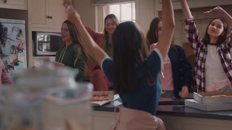 Feliz-Grupo-De-Chicas-Adolescentes-Bailando-En-La-Cocina-Comiendo-Pizza-Divirtiéndose-Celebrando-Juntas-Disfrutando-De-Pasar-El-Rato-Juntas-El-Fin-De-Semana-De-Fiesta
