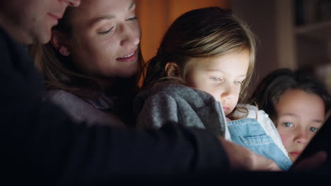 Familia-Feliz-Usando-Una-Tableta,-Madre-Y-Padre-Disfrutando-Viendo-Entretenimiento-Con-Niños-En-Tecnología-De-Pantalla-Táctil-Relajándose-Antes-De-Acostarse
