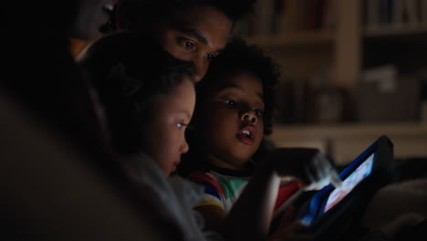 Glückliche-Familie-Mit-Kindern,-Die-Einen-Tablet-Computer-Nutzt.-Mutter-Und-Vater-Schauen-Sich-Mit-Kindern-Einen-Film-Auf-Touchscreen-Technologie-An-Und-Genießen-Einen-Entspannten-Abend-Vor-Dem-Schlafengehen