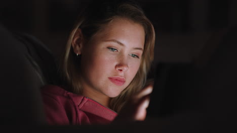 Schönes-Teenager-Mädchen,-Das-Einen-Tablet-Computer-Benutzt-Und-Sich-Nachts-Unterhaltung-Ansieht,-Online-Surft-Und-Einen-Entspannten-Abend-Genießt