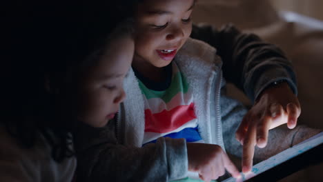 Glückliche-Familie-Mit-Tablet-Computer-Und-Kindern.-Mutter-Und-Vater-Beobachten-Kinder-Beim-Spielen-Auf-Touchscreen-Technologie-Und-Genießen-Einen-Entspannten-Abend-Vor-Dem-Schlafengehen