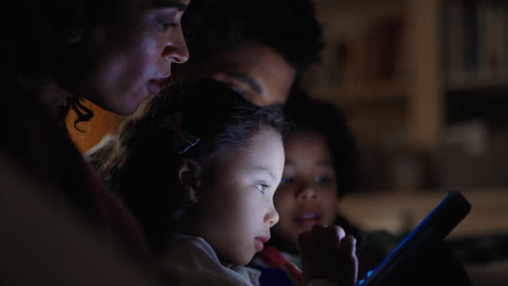 Kleines-Mädchen-Benutzt-Tablet-Computer.-Glückliche-Familie-Genießt-Den-Abend-Mit-Kindern,-Die-Spiele-Auf-Dem-Touchscreen-Spielen-Und-Vor-Dem-Schlafengehen-Spaß-Haben