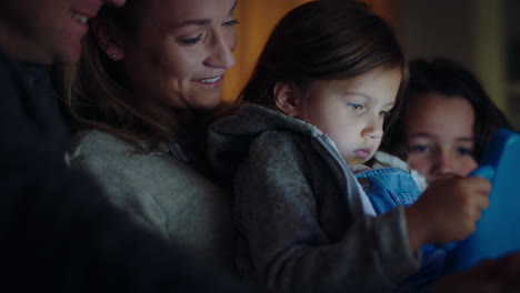 Glückliche-Familie-Mit-Tablet-Computer.-Mutter-Und-Vater-Genießen-Es,-Unterhaltung-Mit-Kindern-Auf-Touchscreen-Technologie-Anzusehen-Und-Sich-Vor-Dem-Schlafengehen-Zu-Entspannen