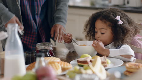 Glückliche-Familie,-Die-Frühstückswaffeln-Isst,-Während-Kinder-Zu-Hause-Köstliche-Leckereien-In-Der-Küche-Genießen