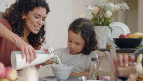 Glückliche-Familie,-Die-Zum-Frühstück-Waffeln-Isst,-Während-Kinder-Zu-Hause-In-Der-Küche-Köstliche-Leckereien-Genießen