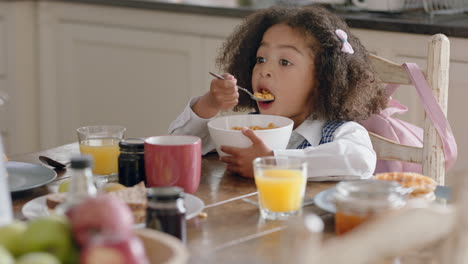 Niña-Feliz-Comiendo-Cereal-Para-El-Desayuno-En-La-Cocina-Preparándose-Para-La-Escuela-Padre-Cuidando-A-Su-Hija-Disfrutando-De-La-Paternidad-En-Casa