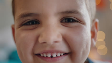 Retrato-Niño-Feliz-Sonriendo-Lindo-Niño-Mirando-Alegre-En-Casa