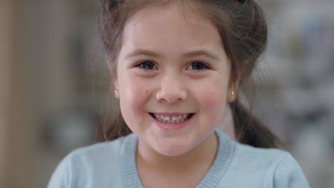Retrato-Hermosa-Niña-Sonriendo-Mirando-A-La-Cámara-Niño-Lindo-Con-Expresión-Juguetona-Disfrutando-De-Una-Infancia-Feliz-4k