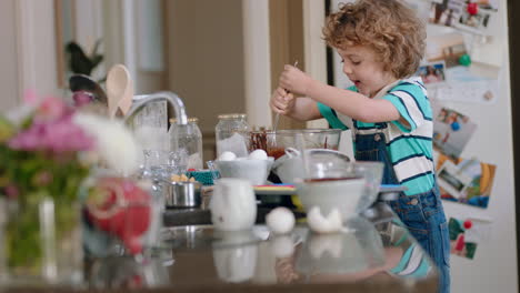 Un-Niño-Feliz-Horneando-En-La-Cocina-Mezclando-Ingredientes-Para-Pastelitos-De-Chocolate-Caseros-Divirtiéndose-Preparando-Deliciosas-Delicias