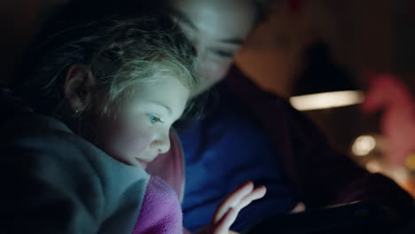 Mutter-Und-Kind-Nutzen-Tablet-Computer.-Mutter-Bringt-Einem-Kleinen-Mädchen-Das-Spielen-Auf-Touchscreen-Technologie-Bei-Und-Hat-Vor-Dem-Schlafengehen-Spaß