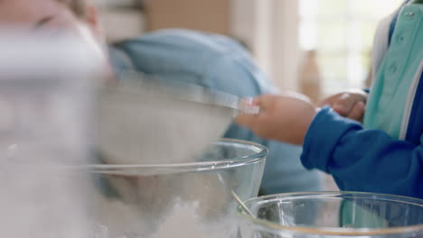 Un-Niño-Ayudando-A-Su-Madre-A-Hornear-En-La-Cocina-Mezclando-Ingredientes-Tamizando-Harina-Usando-Un-Tamiz-Preparando-Recetas-Para-Pastelitos-En-Casa