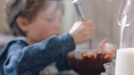 Un-Niño-Feliz-Ayudando-A-Su-Madre-A-Hornear-En-La-Cocina-Mezclando-Ingredientes-Horneando-Pastelitos-De-Chocolate-Preparando-La-Receta-En-Casa