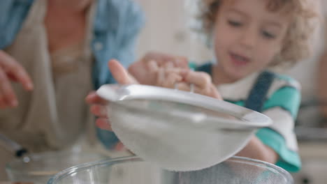 Un-Niño-Ayudando-A-Su-Madre-A-Hornear-En-La-Cocina-Mezclando-Ingredientes-Tamizando-Harina-Usando-Un-Tamiz-Preparando-Recetas-Para-Pastelitos-En-Casa