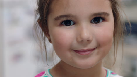 Porträt-Eines-Schönen-Kleinen-Mädchens,-Das-Mit-Süßem-Gesichtsausdruck-Lächelt