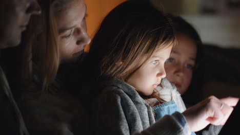 Familie-Nutzt-Tablet-Computer,-Mutter-Und-Vater-Schauen-Sich-Unterhaltung-Mit-Kindern-Auf-Touchscreen-Technologie-An-Und-Genießen-Die-Entspannung-Mit-Kindern-Vor-Dem-Schlafengehen-In-4K
