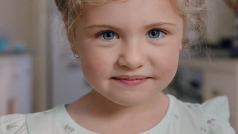 Porträt-Eines-Schönen-Kleinen-Mädchens,-Das-Mit-Niedlichem-Gesichtsausdruck-In-Die-Kamera-Lächelt