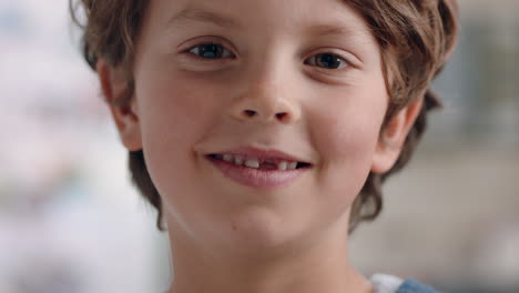 Porträt-Eines-Glücklichen-Kleinen-Jungen,-Der-In-Die-Kamera-Lächelt.-Süßes-Kind-Mit-Fröhlichem-Gesichtsausdruck