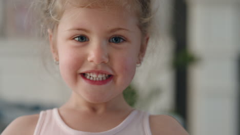 Porträt-Eines-Glücklichen-Kleinen-Mädchens,-Das-Mit-Spielerischer-Aufregung-Lächelt-Und-In-Die-Kamera-Blickt-Und-Die-Lustige-Kindheit-In-4K-Genießt