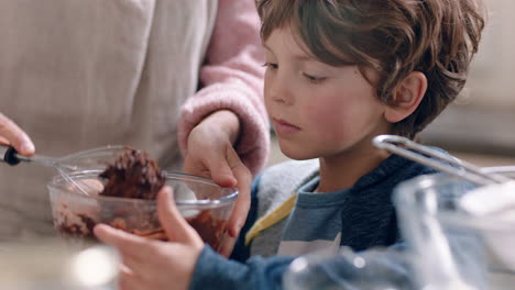Un-Niño-Feliz-Ayudando-A-Su-Madre-A-Hornear-En-La-Cocina-Mezclando-Ingredientes-Horneando-Pastelitos-De-Chocolate-Preparando-La-Receta-En-Casa