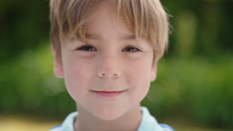 Porträt-Eines-Glücklichen-Kleinen-Jungen,-Der-Mit-Spielerischer-Aufregung-Lächelt-Und-In-Die-Kamera-Blickt-Und-Kindheitsspaß-Im-Sonnigen-Park-Genießt,-4K-Videos