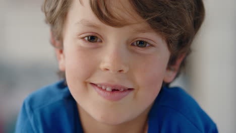 Porträt-Eines-Süßen-Kleinen-Jungen,-Der-Glücklich-Lächelt-Und-In-Die-Kamera-Blickt.-Kindheitszeugnis-Konzept-4k