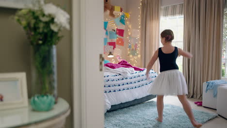 Fröhliches-Teenager-Mädchen-Tanzt-Im-Schlafzimmer-Und-Trägt-Ballett-Tutu-Und-Hat-Spaß-Beim-Üben-Von-Tanzbewegungen-Zu-Hause