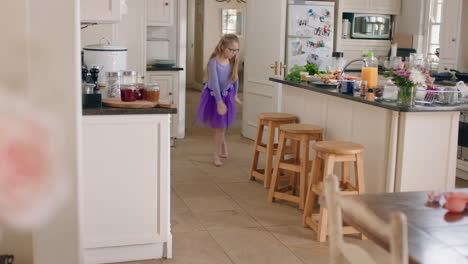 Fröhliches-Ballerina-Mädchen-Tanzt-In-Der-Küche-Und-Hat-Spaß-Beim-Üben-Von-Balletttanzbewegungen,-Die-Zu-Hause-Ein-Lila-Tutu-Tragen