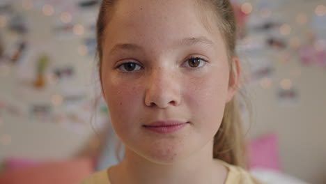 Porträt-Eines-Schönen-Teenager-Mädchens,-Das-Lächelt-Und-Selbstbewusst-Aussieht,-Teenager-Zu-Hause-Im-Schlafzimmer,-Teenager-Selbstbildkonzept,-4K-Videos