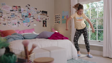Una-Adolescente-Feliz-Bailando-En-El-Dormitorio-Divirtiéndose-Bailando-Celebrando-El-Fin-De-Semana-Sintiéndose-Positiva-Usando-Pijamas-En-Casa