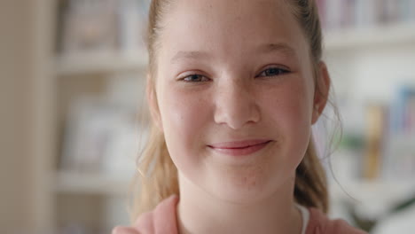 Porträt-Eines-Schönen-Teenager-Mädchens,-Das-Lächelt-Und-Selbstbewusst-Aussieht.-Junger-Teenager-Fühlt-Sich-Positiv,-Teenager-Selbstbild-Konzept,-4K-Videos