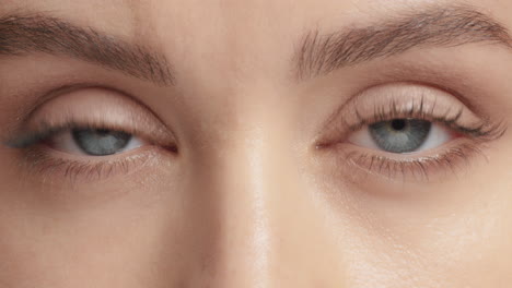 Nahaufnahme-Einer-Frau,-Die-Die-Augen-öffnet,-Schöne-Blaue-Augen-Blinzelt,-Gesundes-Sehvermögen