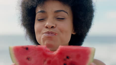 Schöne-Frau,-Die-Am-Strand-Wassermelone-Isst-Und-Köstliche-Saftige-Früchte-Genießt,-Lächelnde,-Glückliche-Frau,-Die-Spaß-Im-Sommer-Am-Meer-Hat,-4K-Videos