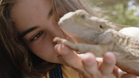 Chica-De-La-Naturaleza-Sosteniendo-Una-Iguana-En-El-Zoológico-Disfrutando-De-Una-Excursión-Al-Santuario-De-Vida-Silvestre-Estudiante-Divirtiéndose-Aprendiendo-Sobre-Reptiles-4k