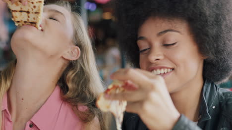 Dos-Hermosas-Mujeres-Comiendo-Pizza-En-Un-Restaurante,-Mejores-Amigas-Disfrutando-De-Una-Deliciosa-Comida-Divirtiéndose-Socializando-Juntas-El-Fin-De-Semana-4k