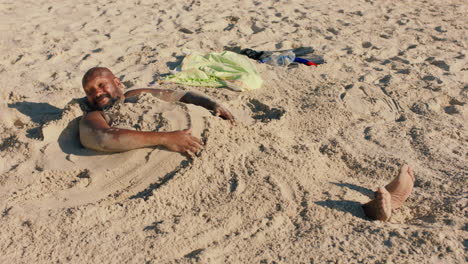 Hombre-Divertido-Cubierto-De-Arena-En-La-Playa-Disfrutando-Del-Verano-Divirtiéndose-Relajándose-En-Un-Día-Cálido-Y-Soleado-4k