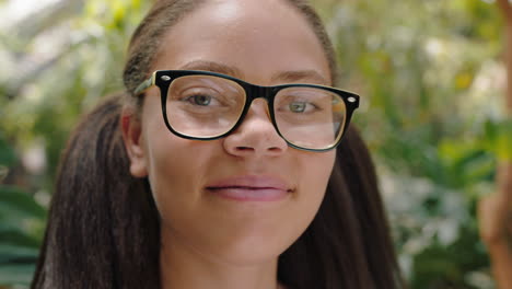 Porträt-Eines-Afroamerikanischen-Teenagermädchens,-Das-Glücklich-In-Der-Natur-Im-Freien-Lacht-Und-Eine-Brille-Trägt,-4K-Videos