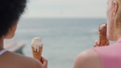 Schöne-Frauen-Essen-Eis-Am-Strand,-Freundinnen-Genießen-Köstlichen-Softeis-Und-Entspannen-Sich-An-Warmen-Sommertagen.-4K-Videos