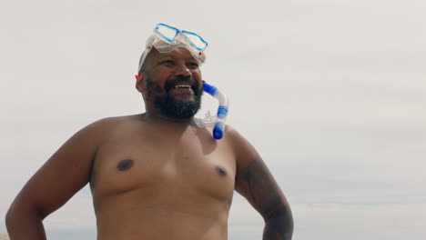 Gracioso-Hombre-Afroamericano-Caminando-Por-La-Playa-Con-Aletas-Preparándose-Para-Nadar-Disfrutando-Del-Verano-Junto-Al-Mar-4k