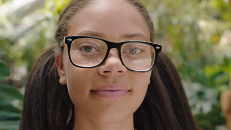 Porträt-Eines-Afroamerikanischen-Teenagermädchens,-Das-Glücklich-In-Der-Natur-Im-Freien-Lächelt-Und-Eine-Brille-Trägt,-4K-Videos