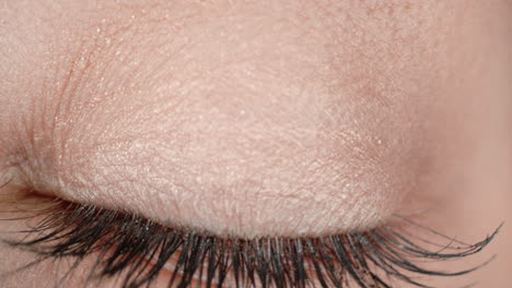 Nahaufnahme-Makro-Menschliches-Auge-Öffnung-Iris-Schönes-Blaues-Auge-Gesundes-Sehbewusstseinskonzept