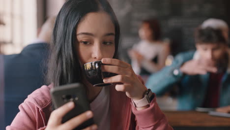 Schöne-Frau,-Die-Ihr-Smartphone-Im-Café-Benutzt-Und-Kaffee-Trinkt,-SMS-Schreibt,-Nachrichten-In-Sozialen-Medien-Teilt-Und-Mobile-Technologie-Genießt
