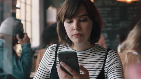 Junge-Frau-Benutzt-Smartphone,-Trinkt-Kaffee-Im-Café-Und-Schreibt-SMS,-Teilt-Nachrichten-In-Sozialen-Medien-Und-Genießt-Mobile-Technologie