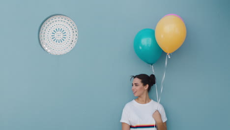 Glückliche-Frau-Hält-Bunte-Luftballons-Für-Die-Geburtstagsfeier-Und-Lächelt-Spielerisch-Und-Genießt-Den-Spaß-In-4K