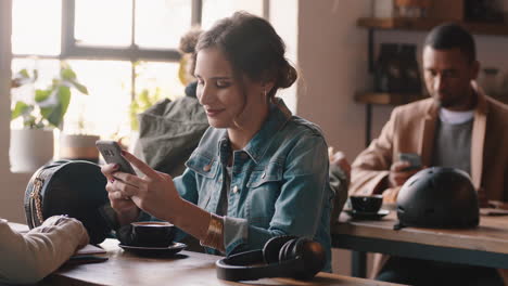 Schöne-Frau-Nutzt-Ihr-Smartphone-Im-Café-Und-Schreibt-SMS,-Teilt-Nachrichten-In-Sozialen-Medien-Und-Genießt-Mobile-Technologie,-Die-In-Einem-Belebten-Restaurant-Wartet