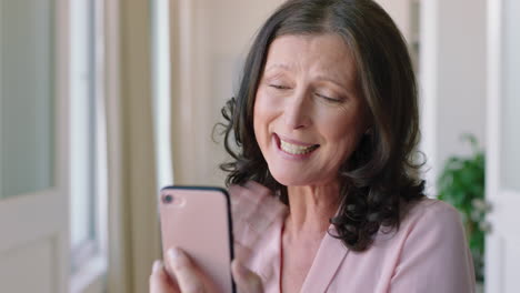 Reife-Frau,-Die-Per-Video-Chat-Mit-Dem-Smartphone-Chattet-Und-Einen-Kuss-Bläst-Und-Die-Verbindung-Genießt.-Großmutter-Chattet-Auf-Dem-Mobiltelefon