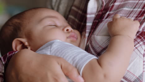Hermoso-Bebé-Durmiendo-Pacíficamente-Disfrutando-De-La-Amorosa-Madre-Sosteniendo-Al-Bebé-Cuidando-Al-Niño-En-Casa