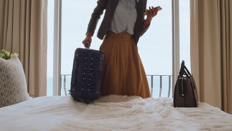 Schöne-Geschäftsfrau-Packt-Koffer-Im-Hotelzimmer-Und-Bereitet-Sich-Auf-Den-Roadtrip-Vor,-Bereitet-Gepäck-Vor-Und-Macht-Reisepläne