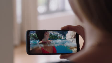 Junge-Frau-Chattet-Per-Video-Mit-Smartphone-Freunden-Im-Urlaub,-Schwimmt,-Teilt-Reiseerlebnisse-Und-Hat-Spaß-Im-Urlaub