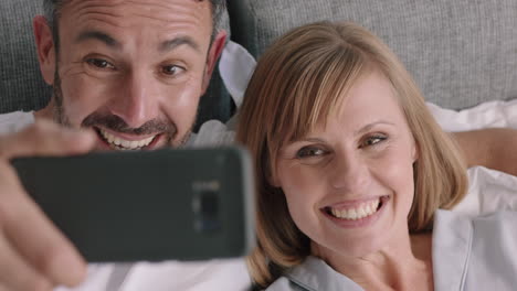 Glückliches-Paar-Im-Video-Chat-Auf-Dem-Smartphone.-Schöne-Frau-Zeigt-Ihren-Verlobungsring-Und-Genießt-Eine-Romantische-Feier